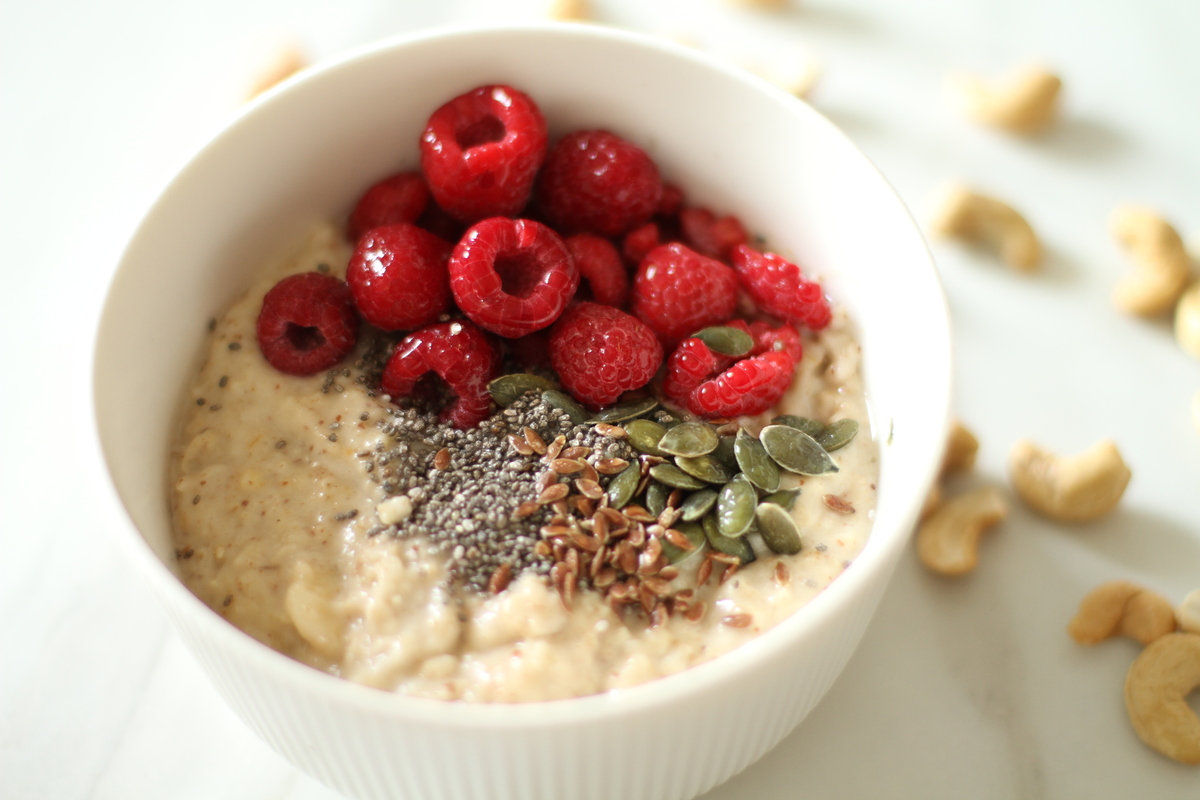 Flocons d'avoine "superfood" à la banane et aux framboises | Les Natives